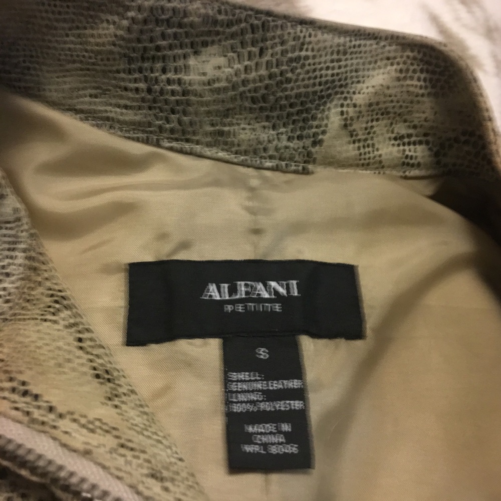 Alfani leather jacket. Comes to waist - Picture 2 of 4